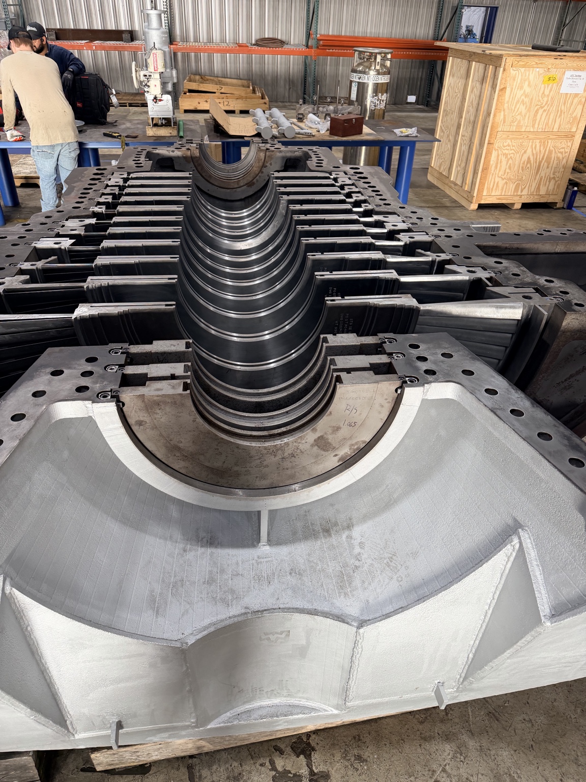 Open turbine casing and internal components
